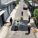 Tangani Kerusakan Jalan, PUPR Gianyar Pasok 40 Ton Aspal Coldmix dari DMK
