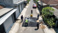 pemkab gianyar borong aspal tutup jalan berlubang