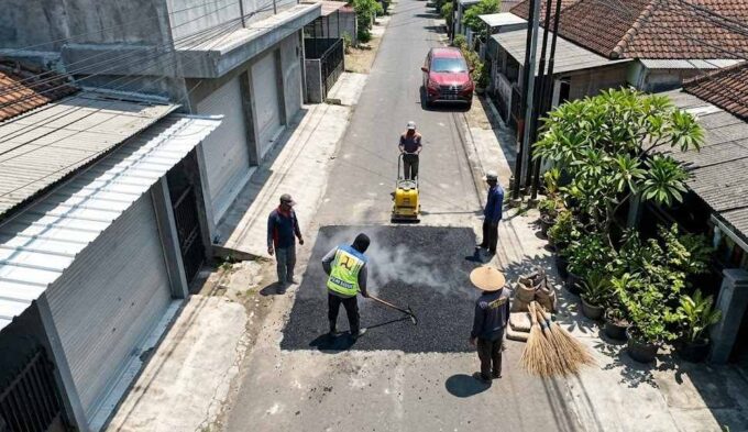 Tangani Kerusakan Jalan, PUPR Gianyar Pasok 40 Ton Aspal Coldmix dari DMK
