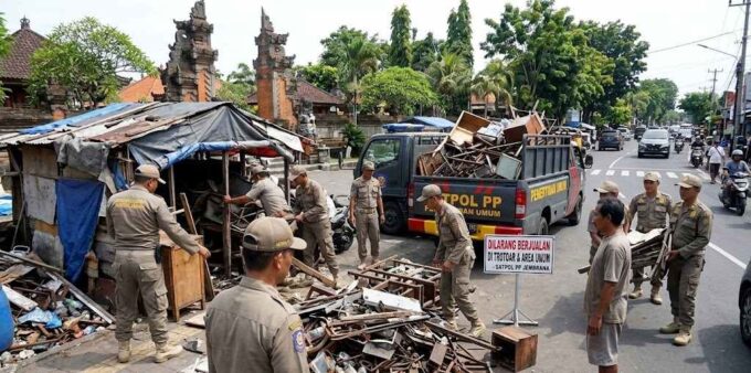 Dinilai Mengganggu Ketertiban, Lapak PKL dan Usaha Rongsokan Membandel Ditertibkan Petugas